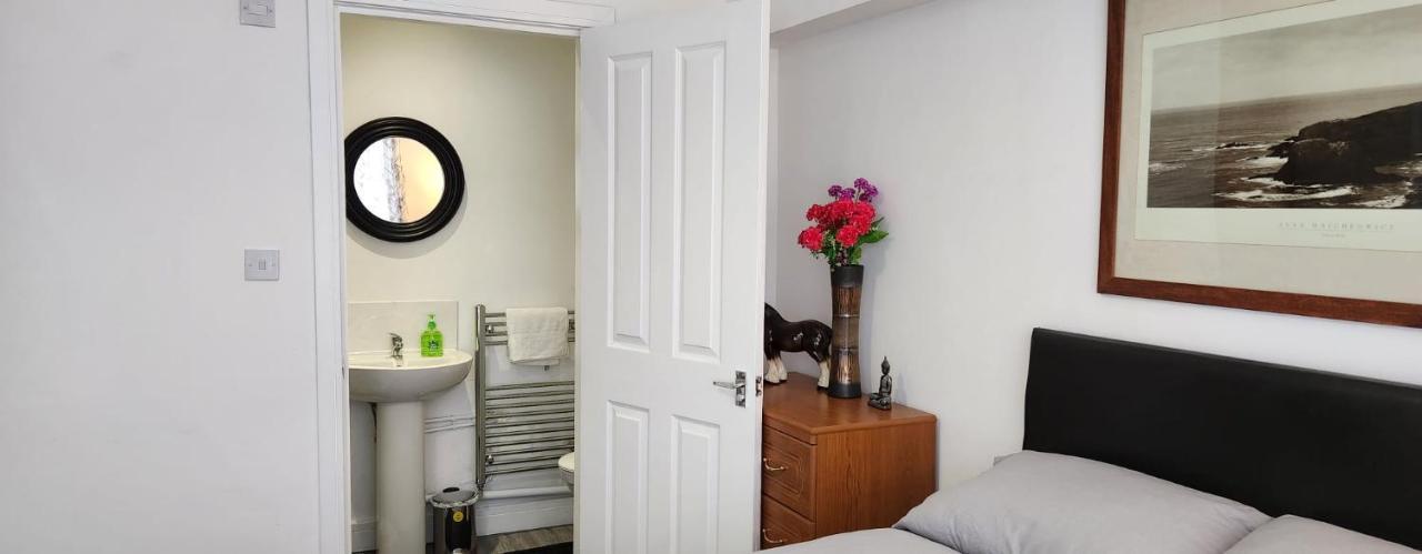 White House Ensuite Double Bedroom Warrington  Exterior photo