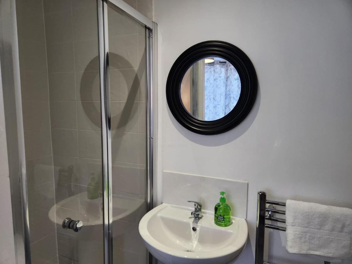 White House Ensuite Double Bedroom Warrington  Exterior photo