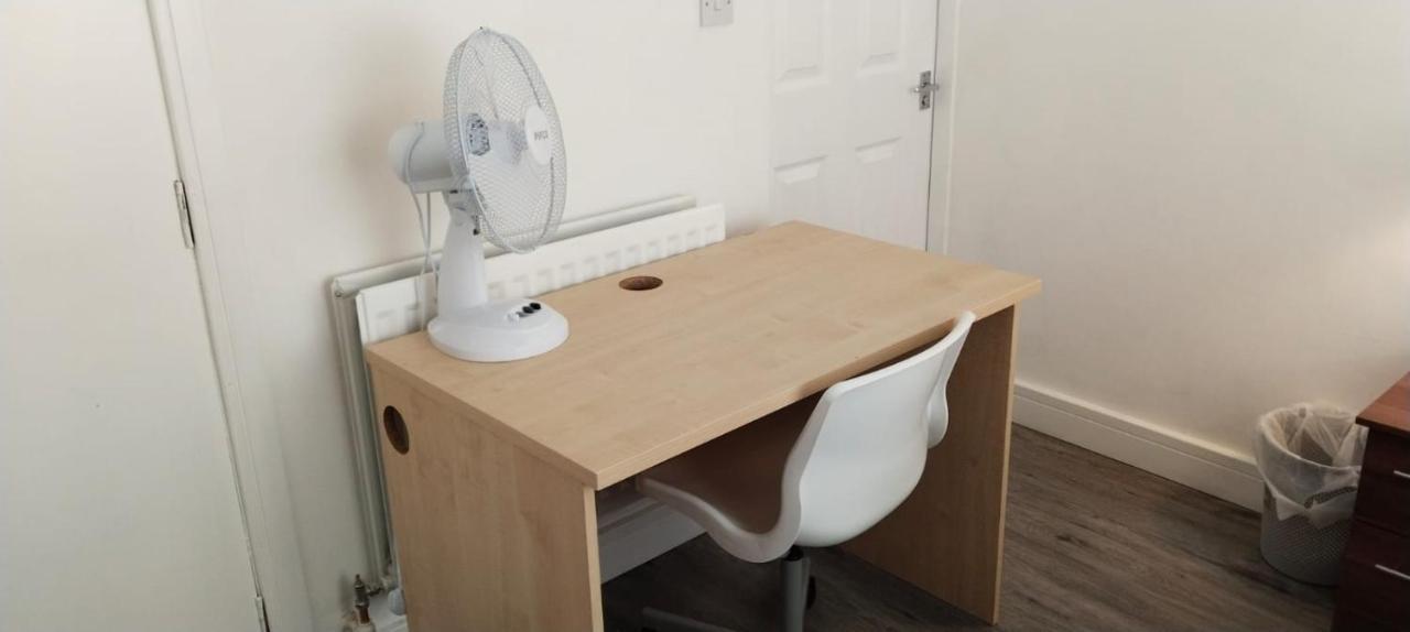 White House Ensuite Double Bedroom Warrington  Exterior photo