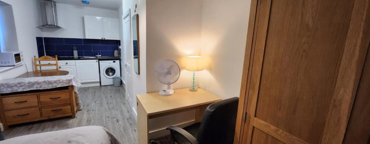 White House Ensuite Double Bedroom Warrington  Exterior photo