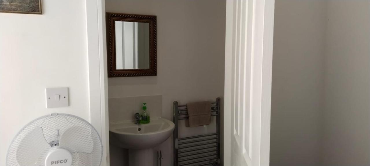 White House Ensuite Double Bedroom Warrington  Exterior photo