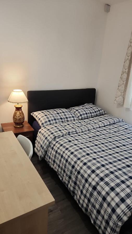 White House Ensuite Double Bedroom Warrington  Exterior photo