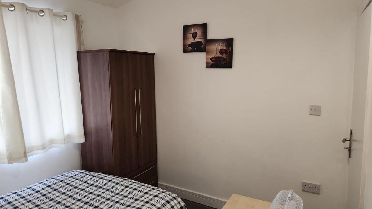 White House Ensuite Double Bedroom Warrington  Exterior photo